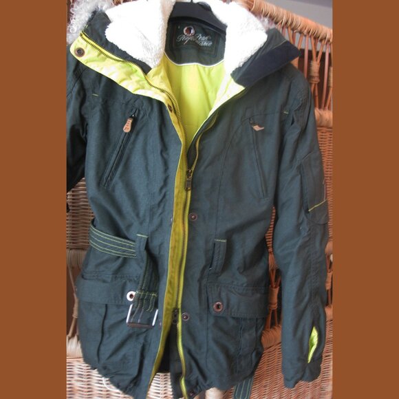 PEAK PERFORMANCE OUTDOOR JACKET DESIGNED IN SWEDEN - Picture 2 of 9